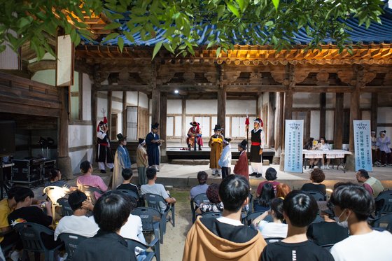 조선 시대 건축물인 칠사당에서 학생들이 모의 재판극을 하는 모습. 최승표 기자