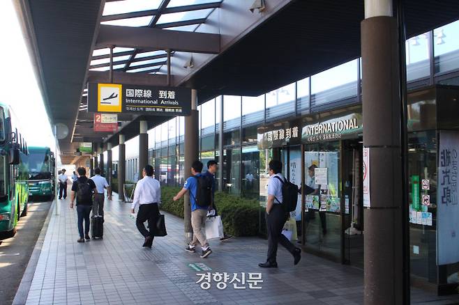 지난 5일 오카야마모모타로공항의 국제선 출입구. 윤희일 선임기자