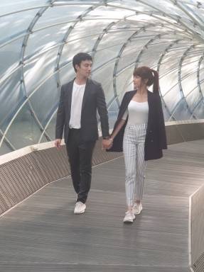 태국 유명 스타커플 ‘펙 라타품 카니악’(왼쪽)과 ‘낫 누아잠’이 안양예술공원을 방문, 웨딩화보 촬영을 하고 있다. 안양시 제공 태국 유명 스타커플 ‘펙 라타품 카니악’(왼쪽)과 ‘낫 누아잠’이 안양예술공원을 방문, 웨딩화보 촬영을 하고 있다. 안양시 제공