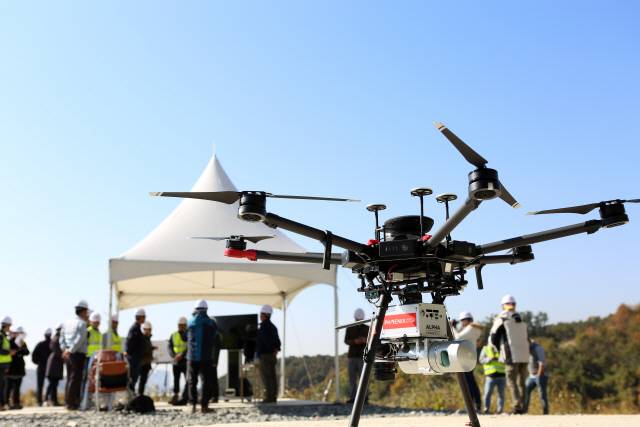 현대건설이 건설현장에서 운영하고 있는 ‘드론 라이다’의 모습. /사진제공=현대건설