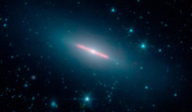 스피처우주망원경이 촬영한 NGC 5866. 출처=NASA/JPL-Caltech