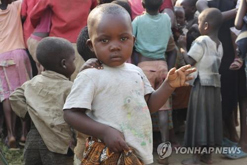 부룬디에서 배급행렬 인근에 서 있는 어린아이들의 모습. [AP=연합뉴스]