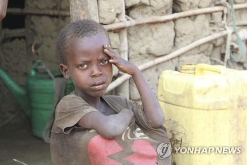 작은 집에 앉아 있는 부룬디 어린아이의 모습. [AP=연합뉴스]