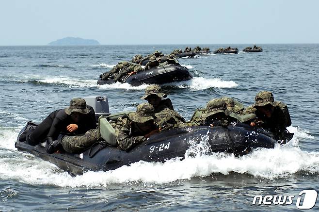 해상 훈련을 받고 있는 특전사 귀성부대 대원들.(특전사령부 제공) © News1 김평석 기자