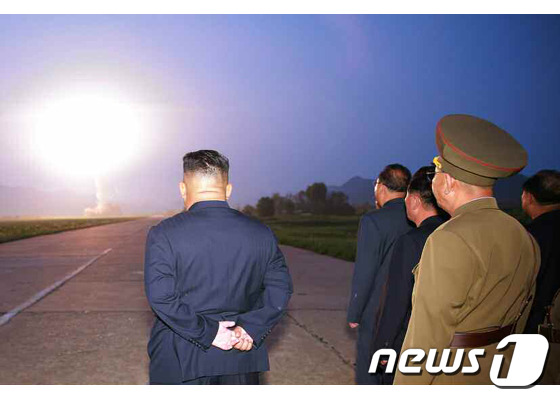 북한 노동당 기관지 노동신문이 지난 7일 공개한 단거리 탄도 미사일의 발사 장면. 신문은 이 미사일이 '서부 작전 비행장'에서 발사됐다고 전했다.(노동신문) 2019.08.07.© 뉴스1