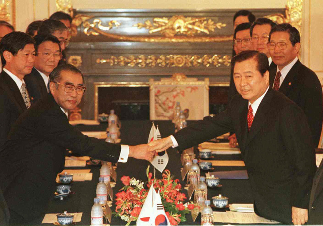 김대중 대통령과 오부치 게이조 일본 총리가 1998년 10월 도쿄에서 정상회담을 하고 있다.<한겨레> 자료 사진