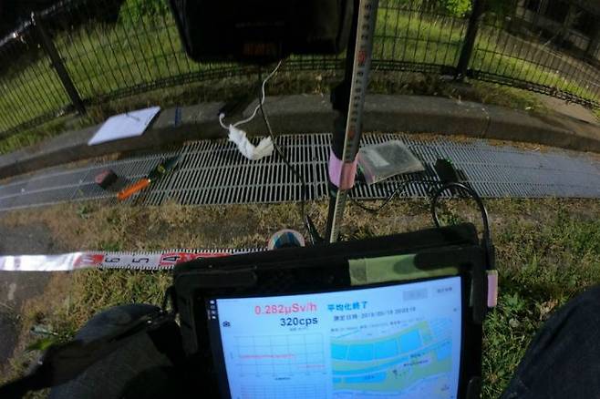 일본 한 블로거 '진실을 위해 핫스팟을 조사하는 사람들'(Hotspot Investigators for Truth, 이하 HIT)은 지난 2월 17일부터 5월 19일까지 도쿄 가쓰시카구에 있는 미즈모토공원 내 일부 지역 토양 샘플 15개와 핫스팟의 검체 34개를 채취해 각각 방사능 검사를 했다. 그 결과 15곳 중 4곳이 '방사선관리구역' 기준인 1㎡당 4만 베크렐(4만 Bq/㎡) 이상의 수치로 나왔다. 이 가운데 한 곳은 7만7000 베크렐에 달했다. (사진=HIT 블로그 캡처)