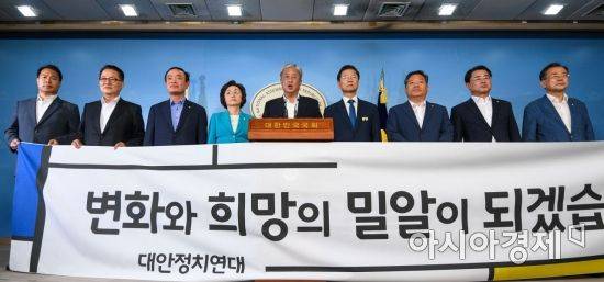 유성엽 민주평화당 원내대표를 비롯한 박지원 의원 등 비당권파 모임인 '대안정치연대' 소속 의원들이 12일 서울 여의도 국회에서 탈당 기자회견 하고 있다./강진형 기자aymsdream@