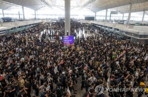 12일 홍콩국제공항 점령한 송환법 반대 시위대 [로이터=연합뉴스]