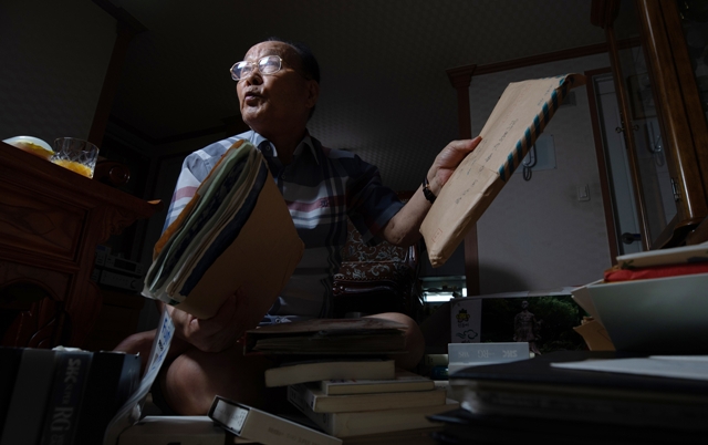 우키시마호 생존자인 장영도 옹이 8월6일 광주 자택에서 우키시마호 사건과 관련된 자료를 보여주며 당시 상황을 설명했다. 김진수 기자