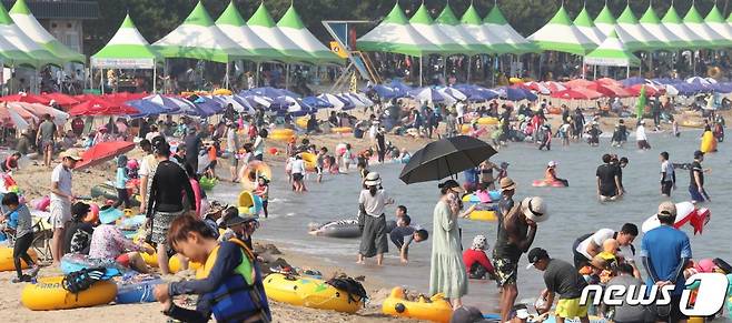 지난 4일 오후 울산시 울주군 진하해수욕장이 더위를 식히려는 피서객들로 북적이고 있다. /사진=뉴스1