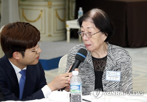 청와대에서 인터뷰하는 안중근 의사 외손녀 황은주씨 (서울=연합뉴스) 배재만 기자 = 안중근 의사 외손녀 황은주 씨가 13일 오후 청와대 영빈관에서 열린 독립유공자 및 후손 초청 오찬에서 인터뷰하고 있다. 2019.8.13 scoop@yna.co.kr