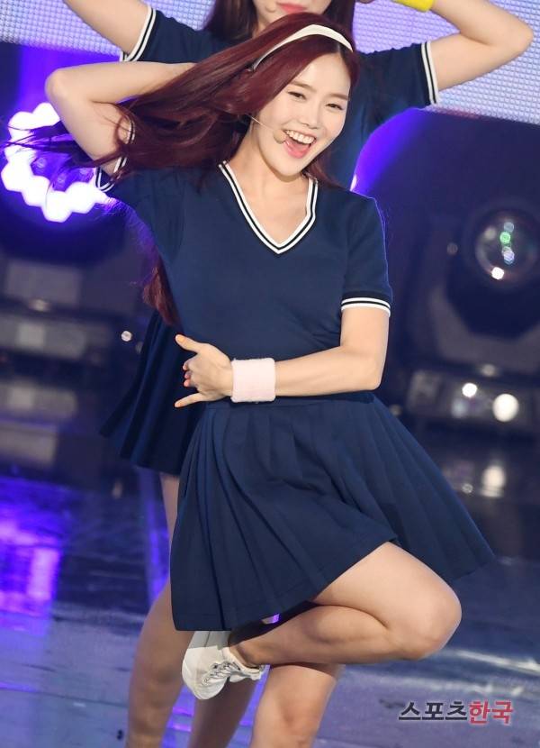 SBS MTV '더쇼' 생방송 무대에 오른 오마이걸 효정. 사진=조은정 기자 new@hankooki.com