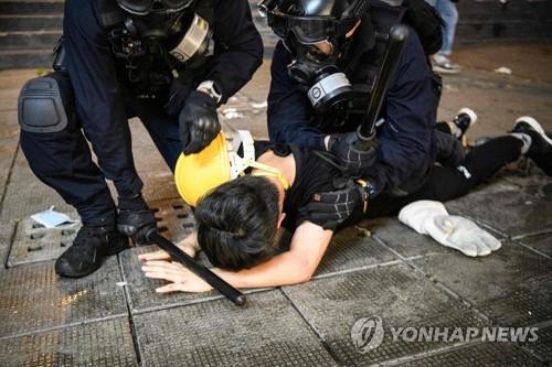 홍콩 경찰이 11일 침사추이 지역에서 한 시위 참가자를 체포하고 있다. [AFP=연합뉴스 자료사진]