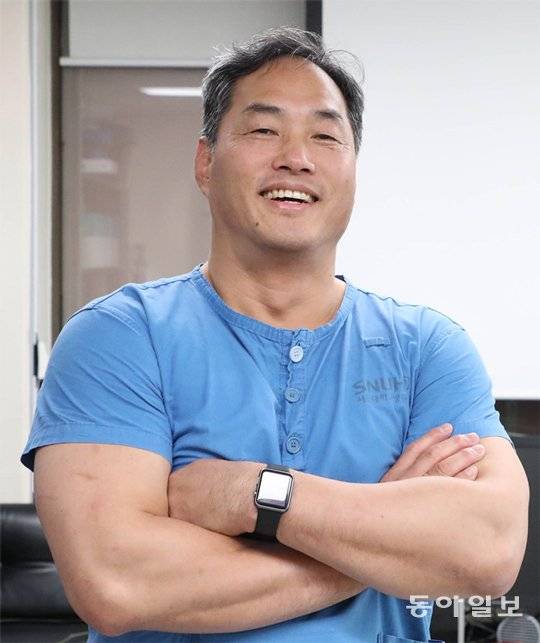 정선근 서울대병원 재활의학과 교수는 허리 질환이 있을 때 운동보다는 자세를 바로 하는 것이 치료에 도움이 된다고 말했다. 또 근력 운동에 대해서는 중년 이후에 오히려 제대로 해야 한다고 강조했다. 김재명 기자 base@donga.com