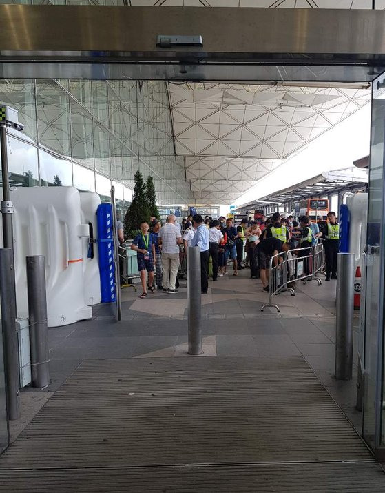 공항에 들어가기 위해 줄서 있는 사람들. 항공권 예약 서류가 있는지 일일이 확인하고 있다.[박성훈 기자]
