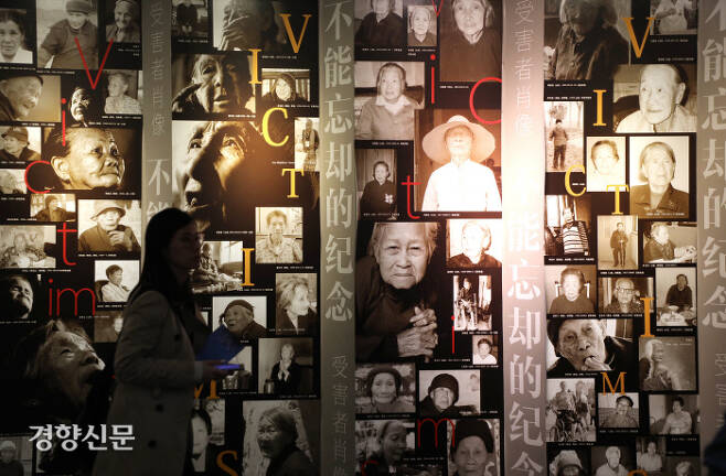 중국 상하이사범대 중국위안부역사박물관에 각국의 일본군 ‘위안부’ 피해자 사진이 전시돼 있는 모습. / 김영민 기자