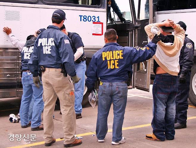 미국 이민세관단속국(ICE) 요원들이 불법이민자 단속을 벌이고 있다. / citizentruth.org 웹사이트 캡처