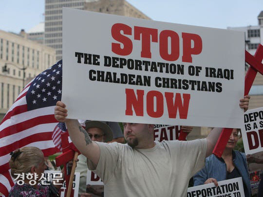 미국 시민들이 이라크 내 소수 기독교파인 칼데아 출신의 강제추방을 반대하는 시위를 벌이고 있다. / USA투데이 웹사이트 캡처