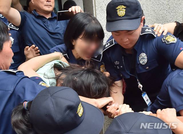 【제주=뉴시스】우장호 기자 = 12일 오전 제주지법에서 전 남편을 잔혹하게 살해한 뒤 시신을 훼손·유기한 혐의를 받는 고유정(36)의 첫 공판이 열린 가운데 시민들이 호송차에 오르는 고유정의 머리채를 잡아 당기고 있다. 2019.08.12. woo1223@newsis.com