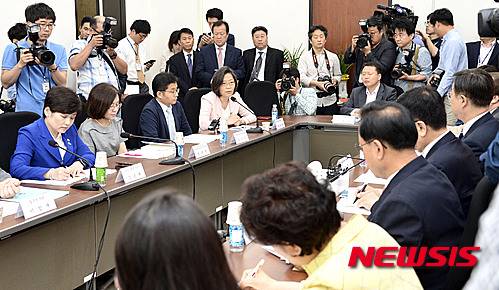 【서울=뉴시스】홍찬선 기자 = 이수정 경기대 범죄심리학과 교수가 26일 오전 서울 여의도 국회에서 열린 여성안전대책 당정 간담회에 참석해 발제를 하고 있다. 2016.05.26. mania@newsis.com