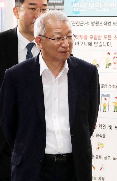 법원 나서는 양승태 전 대법원장 - 사법행정권 남용 의혹을 받는 양승태 전 대법원장이 5일 서울 서초구 서울중앙지법에서 열린 오전 속행공판을 마친 뒤 법원을 나서고 있다. 2019.8.5 연합뉴스 법원 나서는 양승태 전 대법원장 - 사법행정권 남용 의혹을 받는 양승태 전 대법원장이 5일 서울 서초구 서울중앙지법에서 열린 오전 속행공판을 마친 뒤 법원을 나서고 있다. 2019.8.5 연합뉴스