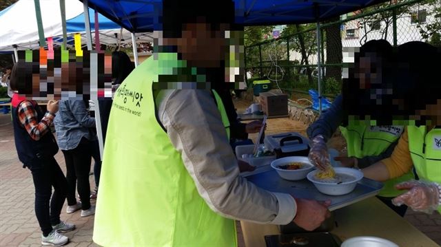 급식 행사에 참여한 새희망씨앗 관계자들이 급식 제공을 하는 모습. 이들은 각종 공익 행사에 참여하는 방식으로 기부 단체 이미지를 홍보했다. 새희망씨앗 블로그 캡처