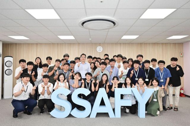 이재용 삼성전자 부회장이 20일 삼성 청년 소프트웨어 아카데미(SSAFY) 광주 교육센터를 방문해 소프트웨어 교육을 참관하고 교육생들을 격려했다.(사진=삼성전자)