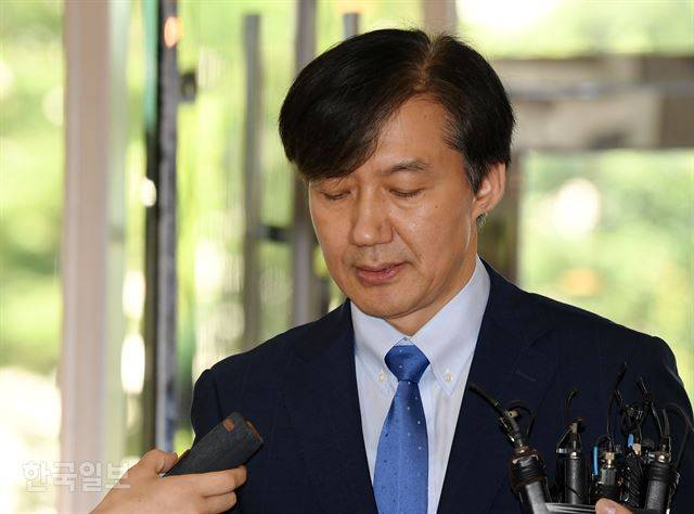 조국 법무부 장관 후보자가 20일 오전 인사청문회 준비 사무실이 마련된 서울 종로구 적선현대빌딩으로 출근하며 취재진의 질문에 답변하고 있다. 홍인기 기자
