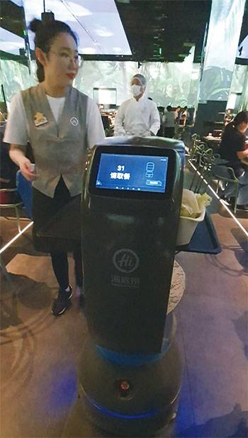 베이징 스마트 매장에서 운영하는 서빙 도우미 로봇. 천장에 달린 센서 등을 통해 손님과 부딪치지 않고 매장을 자유롭게 돌아다닌다. <사진 : 노승욱 기자>