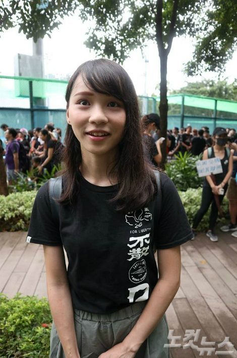 지난 18일 170만 홍콩 시민들이 참여한 송환법 반대 집회장소에서 우산혁명 지도부인 아그네스 초우가 CBS노컷뉴스와 인터뷰를 갖고 있다. (사진=김중호 특파원)