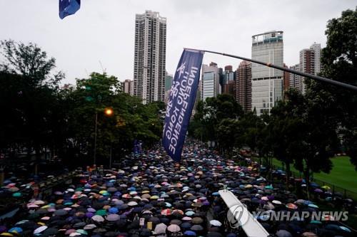 송환법에 반대하는 홍콩 시위대 우산 들고 집결 [로이터=연합뉴스]