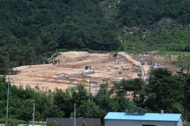 9일 전북 남원시 보절면 야산에서 발전소 터를 다지는 공사가 진행되고 있다.