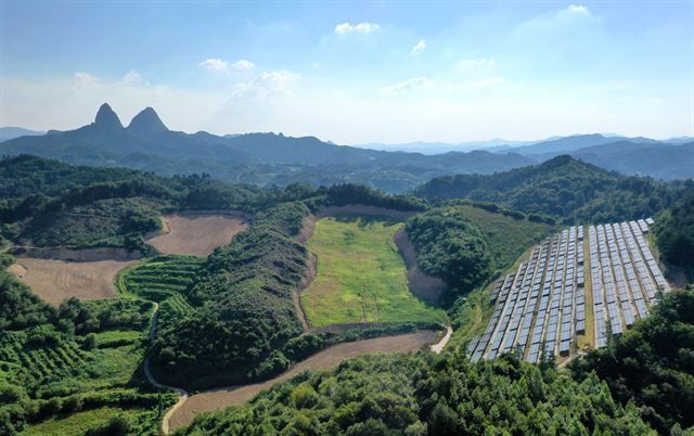 10일 전북 진안군 진안읍에 설치된 태양광 발전소에서 마이산의 모습이 보이고 있다.
