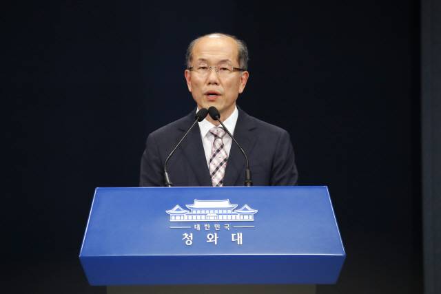 김유근 청와대 국가안보실 1차장은 22일 청와대에서 “정부는 한일간 ‘군사비밀정보의 보호에 관한 협정’(GSOMIA)을 종료하기로 결정했으며 협정의 근거에 따라 연장 통보시한 내에 외교경로를 통하여 일본정부에 이를 통보할 예정”이라고 발표하고 있다. /연합뉴스