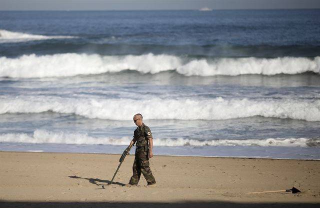 오는 24∼26일 프랑스 비아리츠에서 열리는 G7 정상회의를 앞두고 보안이 강화된 가운데 23일(현지시간) 프랑스 군인이 비아리츠의 해변을 따라 지뢰탐지작업을 하고 있다. AP 연합뉴스