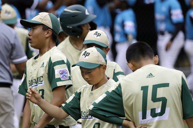 미 펜실베니아주 윌리엄스포트 라마데 스타디움에서 22일(현지시간) 2019 리틀리그 월드시리즈 패자부활전에서 한국이 퀴라소에 3-5로 패배해 결승진출에 실패하자 선수들이 아쉬운 표정을 짓고 있다. AP 연합뉴스