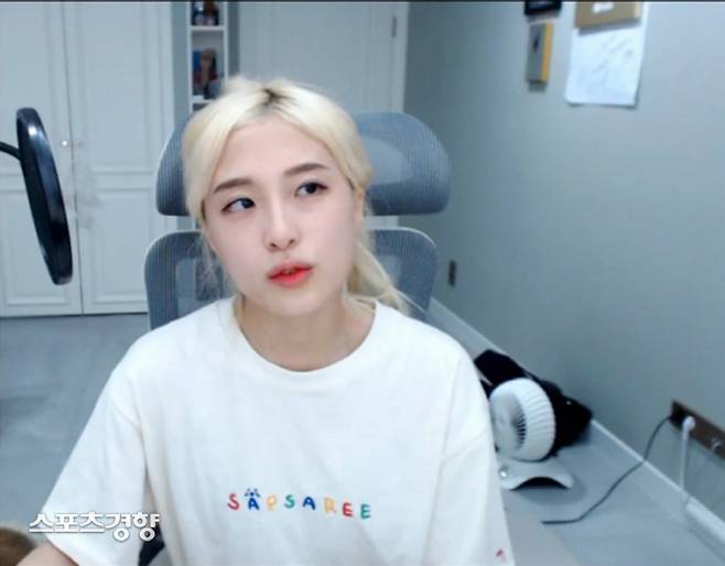 BJ양팡이 자신의 팬이 만남 요구를 들어주지 않자 극단적인 시도를 한 사건에 입장을 밝혔다. 아프리카TV 방송 화면