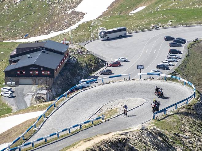 알스프 산맥 사이를 굽이치는 도로는 고산 도로계의 전설이 되었다