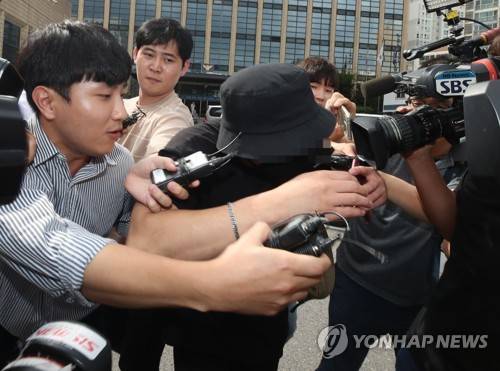 조사 마친 '일본 여성 욕설·폭행' 영상 속 남성 (서울=연합뉴스) 서명곤 기자 = 한국인 남성이 국내에서 일본인 여성을 위협하고 폭행하는 정황이 담긴 동영상과 사진이 인터넷에서 퍼져 논란이 확산한 가운데 경찰이 영상 속 피의자의 신병을 확보했다. 24일 오후 서울 마포경찰서에서 조사를 마친 남성이 경찰서를 나서고 있다. 2019.8.24 seephoto@yna.co.kr