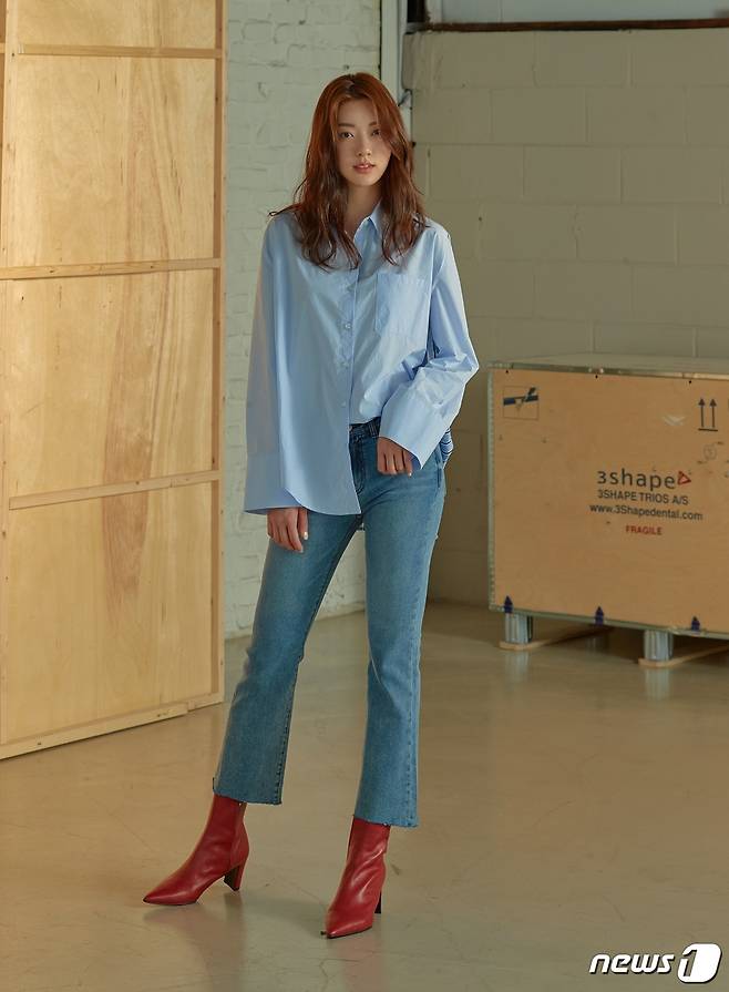 FRJ 새 모델 이혜주씨(2019 미스코리아 미(美) 출신)가 K핏 데님 라인을 선보이고 있다.(FRJ 제공)© 뉴스1