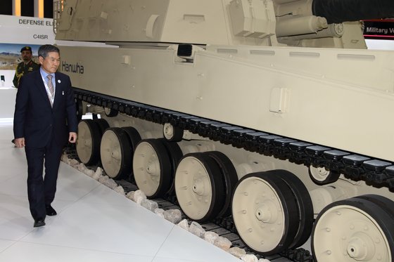 정경두 국방부 장관이 지난 2월 아랍에미리트(UAE) 아부다비 국립전시장(ADNEC)에서 열린 방산전시회 'IDEX(International Defence Exhibition and Conference) 2019' 개막식에 참석한 뒤 한국관을 찾았다. 사진 연합뉴스
