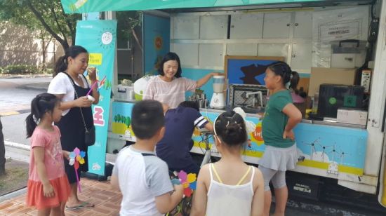 에너지축제에 참여한 어린이들이 자전거 페달을 밟으며 에너지자가발전 체험을 하고 있다.