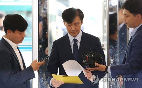 '검찰 개혁' 정책 구상안 넘기는 조국 (서울=연합뉴스) 임헌정 기자 = 조국 법무부 장관 후보자가 26일 오전 서울 종로구 적선현대빌딩에 꾸려진 인사청문회 준비단으로 출근하며 검찰개혁을 포함한 정책 구상을 발표하고 있다. 2019.8.26 kane@yna.co.kr