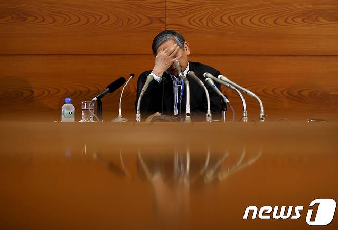 구로다 하루히코(黒田東彦) 일본은행 총재가 지난 6월 기자회견 도중 머리를 감싸쥐고 있다. <자료사진> © 로이터=뉴스1