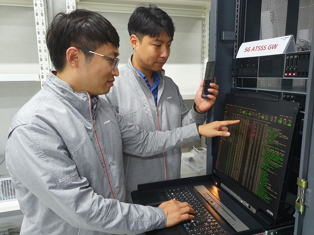 KT 직원들이 서울 서초구 우면동에 있는 융합기술원 내 연구실에서 멀티무선 접속 기술(ATSSS)을 시연하고 있다.ⓒKT