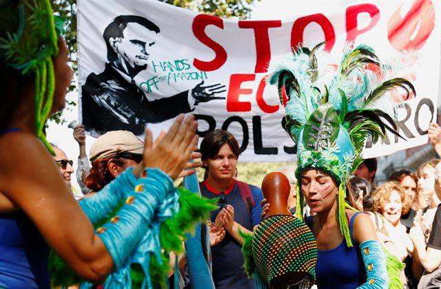 벨기에 브뤼셀의 브라질 대사관 앞에서 26일(현지시간) 환경운동단체 ‘멸종저항’(Extinction Rebellion)이 주관하는 아마존 열대우림 보호 요구 시위가 열리고 있다. 로이터 연합뉴스