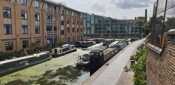 런던 도심의 아파트 사이에 있는 운하에 주거용 배들이 세워져 있다. 이들은 벌금을 내지 않기 위해 2주마다 정박지를 옮긴다. 김성탁 특파원