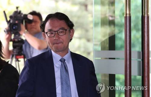 외교부 들어서는 주한일본대사관 경제공사 (서울=연합뉴스) 박동주 기자 = 니시나가 도모후미 주한일본대사관 경제공사가 19일 오전 후쿠시마 원전 오염수 방출 문제와 관련, 서울 외교부로 들어오고 있다. 2019.8.19 pdj6635@yna.co.kr