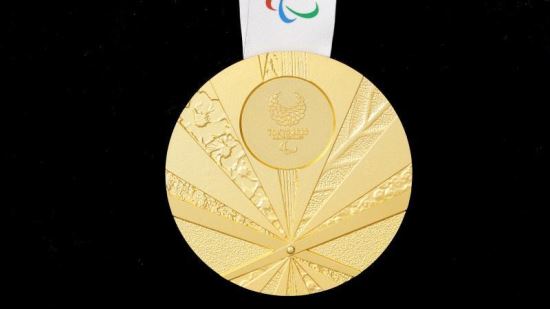 도쿄 패럴림픽 조직위원회가 지난 25일 공개한 금메달 디자인. 제국주의 시절 욱일기를 연상케 하는 디자인으로 논란을 일으켰지만, 조직위는 부채 모양이라고 주장하고 있다. 도쿄 패럴림픽 조직위 홈페이지 캡처